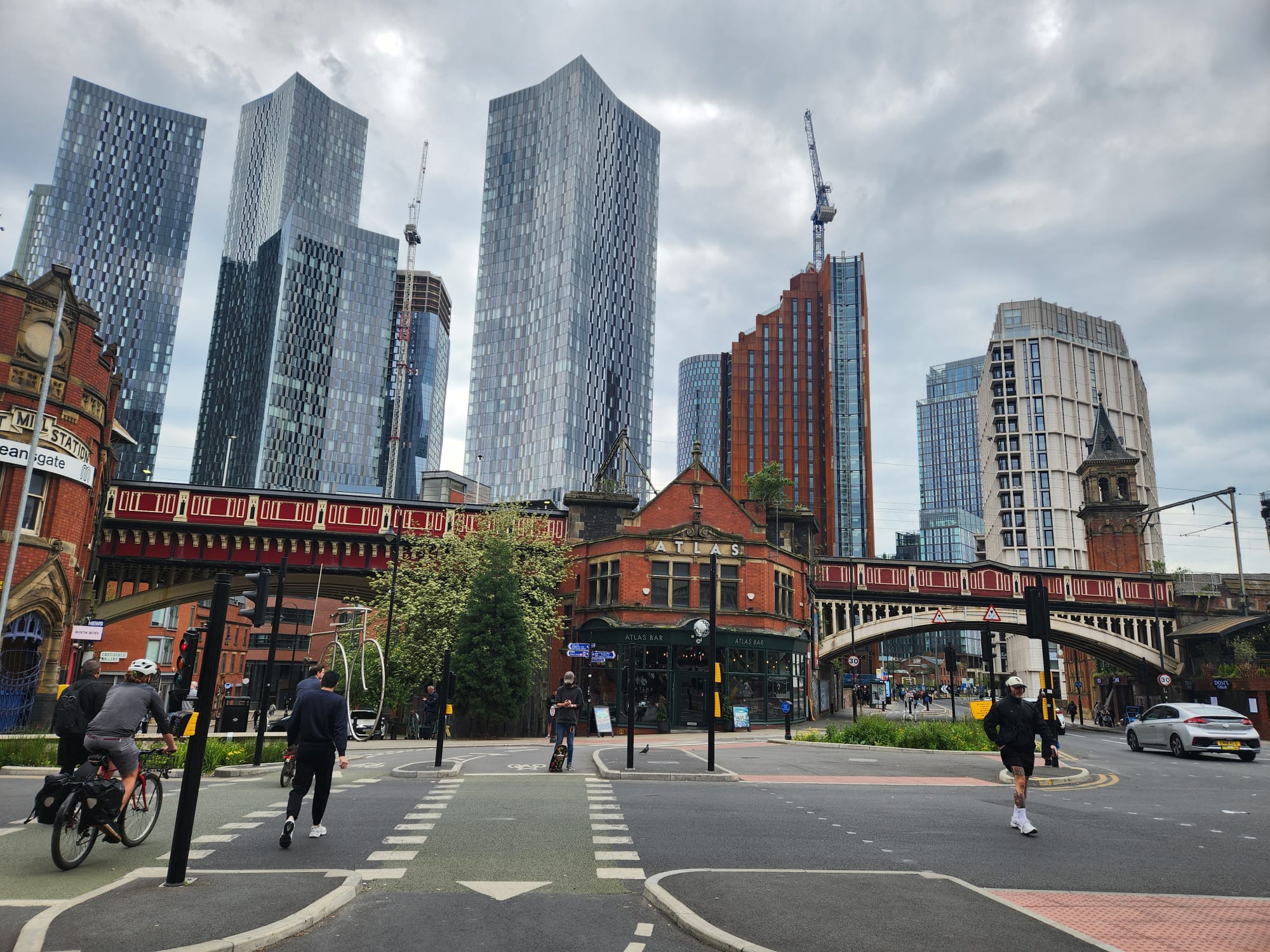 Manchester: Yeninin Eskiyi Yuttuğu Sokaklarda, Keep Left Günleri